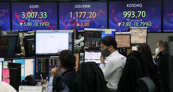 [서울=뉴시스] 김선웅 기자 = 21일 코스피는 전 거래일(3013.13)보다 5.80포인트(0.19%) 내린 3007.33에, 코스닥지수는 전 거래일(1001.62)보다 7.92포인트(0.79%) 내린 993.70에 거래를 종료했다. 21일 오후 서울 중구 하나은행 딜링룸에서 딜러들이 업무를 보고 있다. 서울 외환시장에서 원·달러 환율은 전 거래일(1174.2)보다 3원 오른 1177.2원에 마감했다. 2021.10.21.