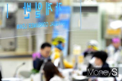 금융당국과 은행권이 입주 예정 아파트 단지의 집단대출(잔금대출)을 중단하지 않기로 한 대신 대출 심사 강도를 높이기로 하면서 서민들의 불안감이 커지고 있다. 사진은 시중은행 대출 창구./사진=머니S