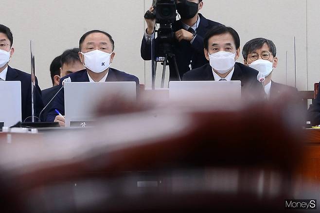 이주열 한국은행 총재가 가계부채 급등에는 한은을 비롯해 기획재정부와 금융위원회, 금융감독원 모두에 책임이 있다고 말했다. (왼쪽부터) 홍남기 경제부총리 겸 기획재정부 장관과 이주열 한은 총재가 나란히 앉아있다./사진=국회사진취재단