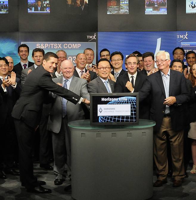 박현주 미래에셋그룹 회장(가운데)이 2011년 캐나다 선두 ETF 운용사인 '호라이즌 ETFs'를 인수하면서 회사 관계자들과 기념사진을 찍고 있다. *재판매 및 DB 금지