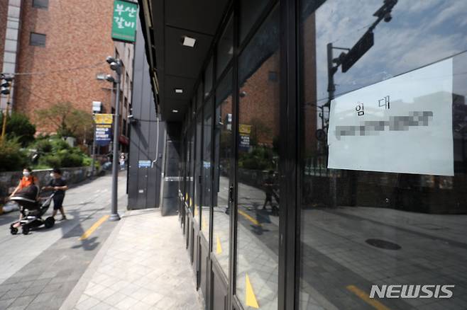 [서울=뉴시스] 김선웅 기자 = 한국은행이 기준금리를 연 0.5%에서 0.75%로 0.25%포인트 인상하면서 자영업자와 소상공인의 시름이 깊어지고 있다. 많은 자영업자 등이 코로나19로 매출에 큰 타격을 입어 대출 지원을 받고 있는데 이번 금리 인상으로 이자 부담까지 늘어난 상황에 처했기 때문이다. 29일 서울 용산구 이태원의 한 가게에 임대 안내문이 붙어 있다. 2021.08.29. mangusta@newsis.com