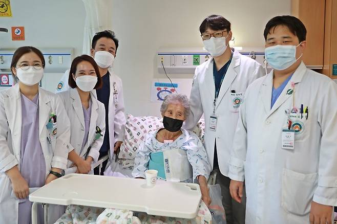 울산대병원 흉부외과 의료진과 환자 A씨 *재판매 및 DB 금지