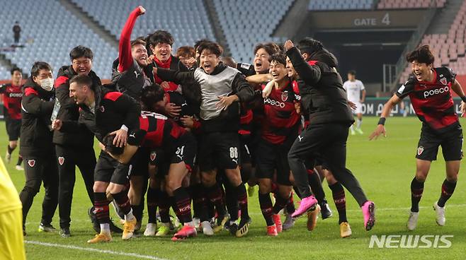 [전주=뉴시스] 김얼 기자 = 2021 아시아축구연맹(AFC) 챔피언스리그(ACL) 4강전 울산 현대와 포항 스틸러스의 경기가 열린 17일 전북 전주시 전주월드컵경기장에서 경기에 이긴 포항 스틸러스 선수들이 자축하고 있다. 2021.10.20. pmkeul@newsis.com