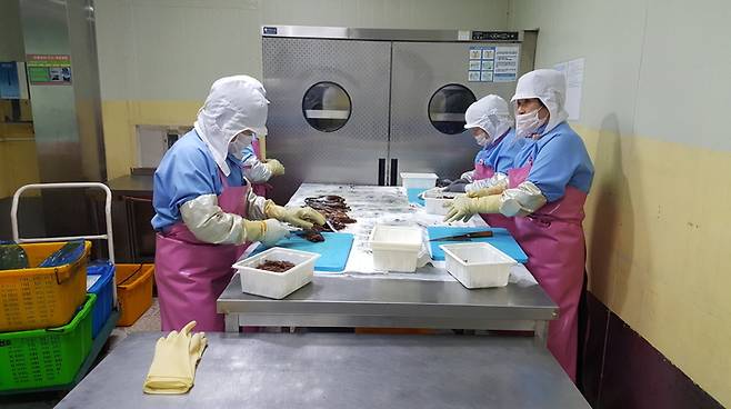 [포항=뉴시스] 강진구 기자 = 경북 포항시는 어촌 일손부족 해소를 위해 오는 31일까지 국내 체류 외국인을 대상으로 한시적 계절근로자를 모집한다고 21일 밝혔다.사진은 지난 해 계절근로자 근무 전경.(사진=포항시 제공) 2021.10.21.photo@newsis.com  *재판매 및 DB 금지