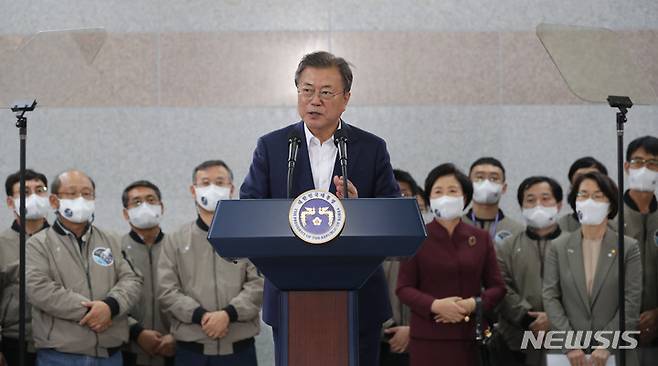 [고흥=뉴시스] 전진환 기자 = 문재인 대통령이 21일 오후 한국형 발사체 '누리호(KSLV-2)'의 발사 참관을 마치고 전남 고흥 나로우주센터 발사통제동에서 대국민 메시지를 발표하고 있다. 2021.10.21. amin2@newsis.com