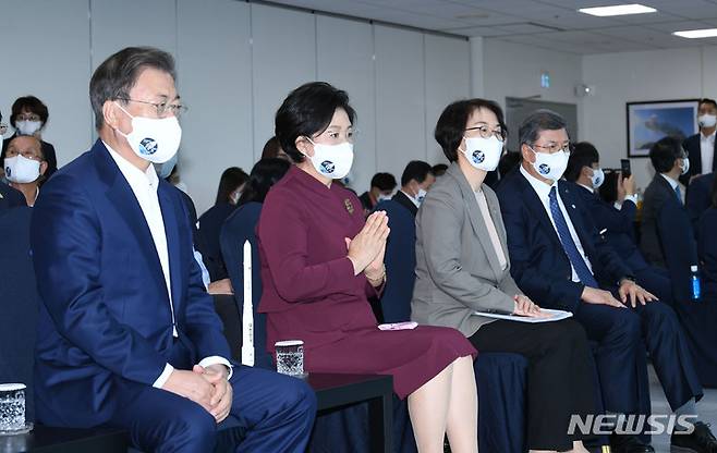 [고흥=뉴시스] 전진환 기자 = 왼쪽부터 문재인 대통령과 김정숙 여사, 임혜숙 과학기술정보통신부 장관이 21일 오후 전남 고흥 나로우주센터 연구동에서 한국형 발사체 '누리호(KSLV-2)' 발사를 참관하고 있다. 2021.10.21. amin2@newsis.com