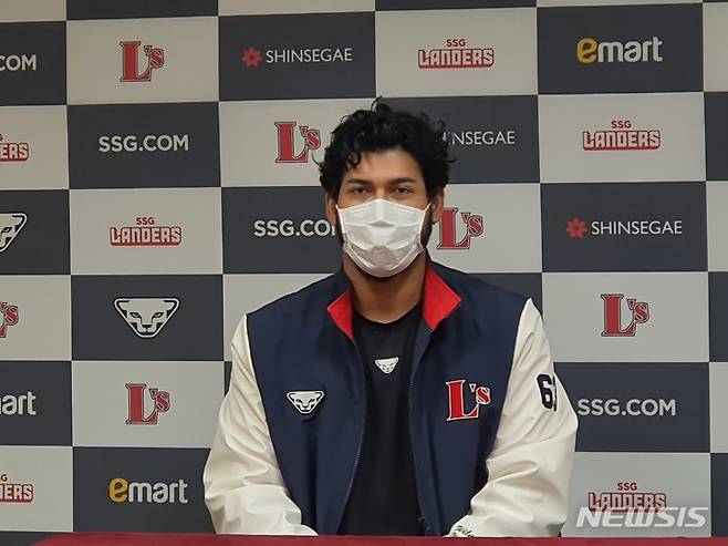 [인천=뉴시스] 김희준 기자 = SSG 랜더스의 윌머 폰트가 21일 인천 SSG랜더스필드에서 두산 베어스와의 경기를 마친 뒤 인터뷰를 하고 있다. 2021.10.21jinxijun@newsis.com