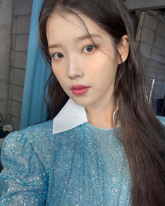 Singer IU showed off her unique beauty.On the afternoon of the 21st, IU posted several self-portraits on personal SNS, saying, The sky color is good.In the photo, IU is wearing a luxury brand costume and making a fascinating look.The IU boasted a unique clean atmosphere, perfecting various colors of costumes such as red and brown, as well as light blue with a refreshing appearance.Especially, IU recently released a new song strawberry moon which maximizes dreamy and mysterious charm, so fans also commented on My sister is good, I am a princess and I am so beautiful and showed goodness in the recent situation of IU.Meanwhile, IU released its new digital single strawberry moon (strawberry moon) on the 19th.Strawberry Moon is a pop rock song with delicate voice and dreamy synth sound of IU. It captures the ears of the listeners with the perfect harmony of the light rhythm that leads the sound and the electronic elements contained everywhere.IU SNS
