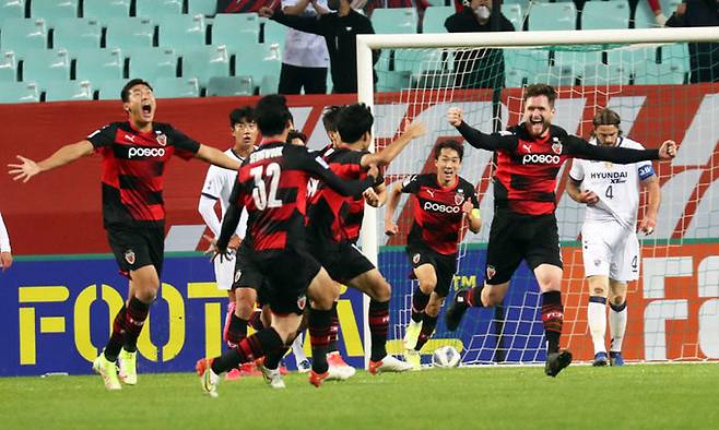 포항 그랜트(오른쪽)가 20일 전북 전주월드컵경기장에서 열린 아시아축구연맹 챔피언스리그 울산과의 준결승전 후반 44분 극적인 동점골을 넣은 후 기뻐하고 있다. 포항은 이날 승부차기 끝에 울산을 꺾고 결승에 진출했다. 전주=연합뉴스