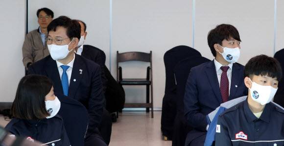 더불어민주당 송영길, 국민의힘 이준석 대표가 21일 오후 전남 고흥 나로우주센터 연구동에서 한국형 발사체 ‘누리호(KSLV-2)’의 발사를 참관하기 위해 착석해 있다. 연합뉴스