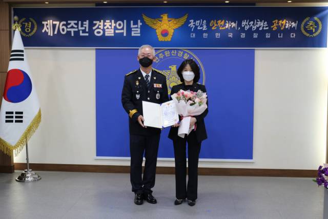 이주영(오른쪽) 롯데백화점 전주점장이 이주여성 보호 및 지원에 기여한 공로를 인정받아 전주완산경찰서로부터 감사장을 받은뒤 기념촬영을 하고 있다. /사진제공=롯데백화점