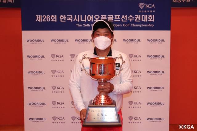 제26회 한국시니어오픈 골프선수권대회에서 우승을 차지한 바이네르 소속 문지욱 선수가 우승 트로피를 들고 기념촬영을 하고 있다. /사진 제공=대한골프협회