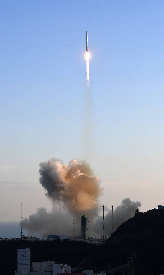 순수 국내 기술로 설계·제작된 한국형 발사체 누리호(KSLV-ll)가 21일 전남 고흥군 나로우주센터에서 발사되고 있다. /사진공동취재단