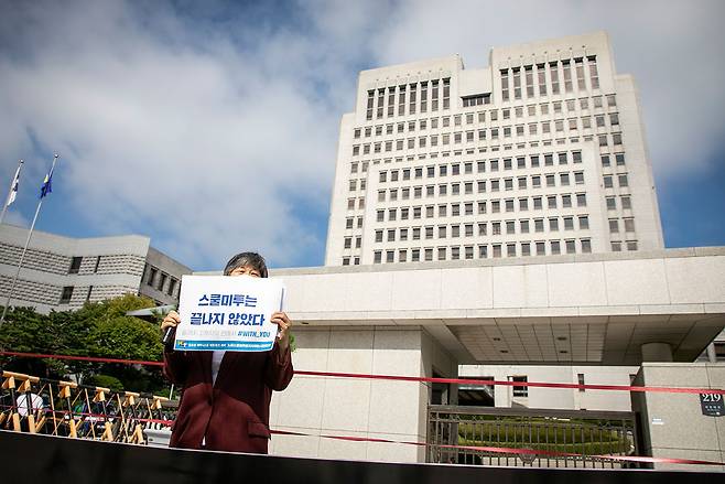 노원스쿨미투를지지하는시민모임의 최경숙씨가 용화여고 성폭력 가해 교사에 대한 대법원 최종선고가 끝난 후 기자회견을 하고 있다. ⓒ시사IN 신선영