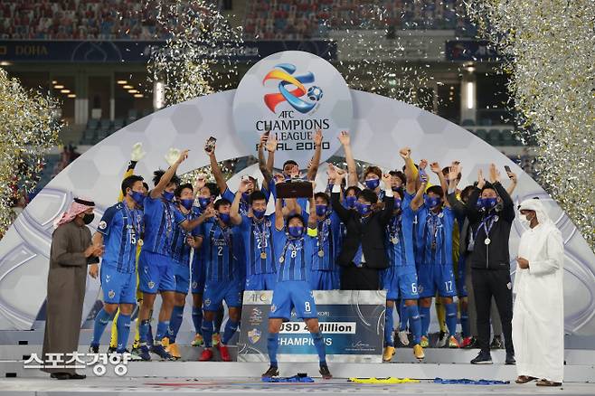 지난해 ACL에서 우승한 울산 현대 선수단이 세리머니를 하고 있다. 프로축구연맹 제공