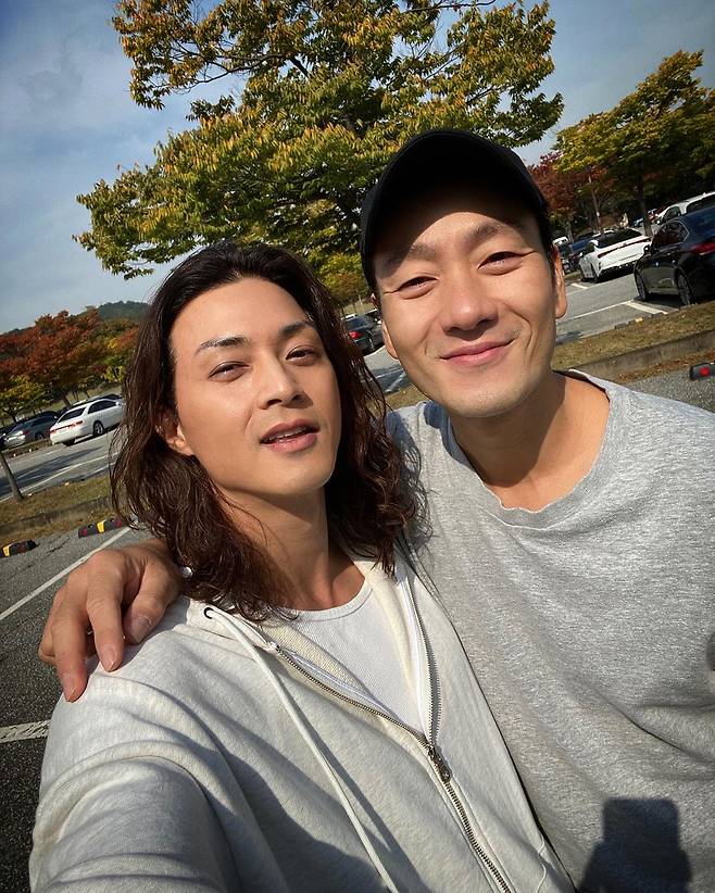 On the afternoon of the 21st, Kim Ji-hoon posted a picture on his instagram with an article entitled I look forward to the # squid house.The photo shows Kim Ji-hoon taking a selfie with Actor Park Hae Soo.Many people gathered in the meeting of the two people who are the main characters of the Netflix original series The House of Paper remake and Squid Game.Singer KCM, who encountered it, commented, It is good-looking ~ ~ ~ ~.Meanwhile, Kim Ji-hoon, who was born in 1981 and is 40 years old, is scheduled to appear as Denver in the remake of Paper House which is about to be released.Photo: Kim Ji-hoon Instagram