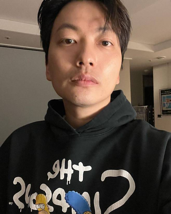 On the afternoon of the 21st, Yi Dong-hwi posted several photos with emoticons on his instagram.Yi Dong-hwi in the public photo is wearing a black hoodie and taking a selfie.In addition, he wears sunglasses and poses in a unique pattern with a model force.Park Jae-jung, who encountered this, left a heart emoticon with a comment, and Kim Jong-kwan joked with the comment I look like the person I saw today.Meanwhile, Yi Dong-hwi, who was born in 1985 and is 36 years old, made his debut as an actor in 2013 and is currently about to release the Netflix original series Glitch.HoYeon Jung, who has been reborn as a world-class actor as a squid game, has been openly devoted since 2015.Photo: Yi Dong-hwi Instagram
