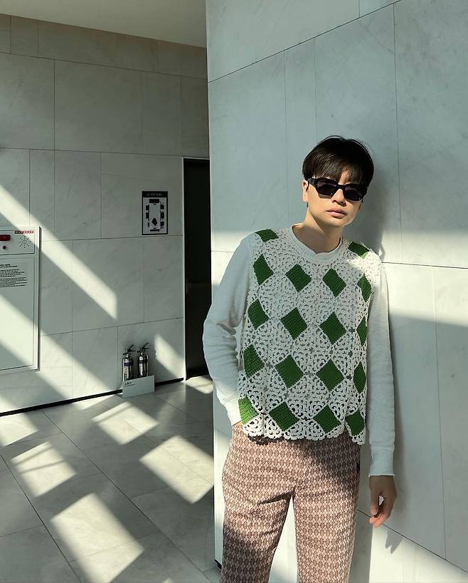 On the afternoon of the 21st, Yi Dong-hwi posted several photos with emoticons on his instagram.Yi Dong-hwi in the public photo is wearing a black hoodie and taking a selfie.In addition, he wears sunglasses and poses in a unique pattern with a model force.Park Jae-jung, who encountered this, left a heart emoticon with a comment, and Kim Jong-kwan joked with the comment I look like the person I saw today.Meanwhile, Yi Dong-hwi, who was born in 1985 and is 36 years old, made his debut as an actor in 2013 and is currently about to release the Netflix original series Glitch.HoYeon Jung, who has been reborn as a world-class actor as a squid game, has been openly devoted since 2015.Photo: Yi Dong-hwi Instagram