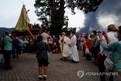 화산 폭발 중단 기원 기도 행렬 (라팔마<스페인> 로이터=연합뉴스) 19일(현지시간) 스페인령 카나리아제도 라팔마섬에서 화산 분출이 멈추기를 기원하는 행사가 열렸다. 2021.10.20 photo@yna.co.kr