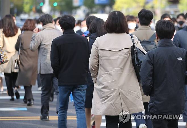 초겨울 추위에 외투 여민 시민들 [연합뉴스 자료사진]