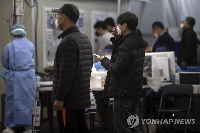 신규확진 1천441명…수요일 기준 14주만에 1천500명 아래로 (서울=연합뉴스) 윤동진 기자 = 국내 신종코로나바이러스 감염증(코로나19) 신규 확진자 수 1천400명대 중반을 기록한 21일 서울 송파구 보건소 선별진료소에서 시민들이 검사를 받기 위해 대기하고 있다.
    중앙방역대책본부는 이날 0시 기준 신규 확진자가 1천441명 늘어 누적 34만7천529명이라고 밝혔다. 2021.10.21 mon@yna.co.kr