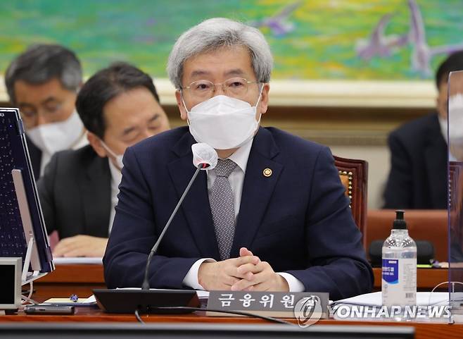 답변하는 고승범 금융위원장 (서울=연합뉴스) 하사헌 기자 = 고승범 금융위원장이 21일 서울 여의도 국회에서 열린 정무위원회의 금융위원회, 금융감독원 등에 대한 2021년도 종합국정감사에서 질의에 답변하고 있다. 2021.10.21 [국회사진기자단] toadboy@yna.co.kr