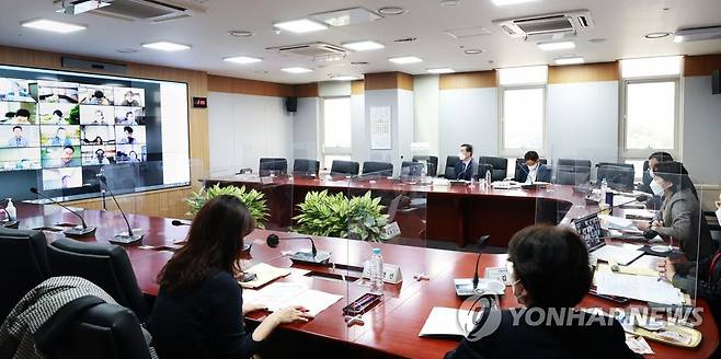 유은혜 부총리, 국가교육과정 정책자문위원회 영상회의 (서울=연합뉴스) 유은혜 사회부총리 겸 교육부 장관이 19일 오후 정부세종청사에서 '제4차 국가교육과정 정책자문위원회 영상회의'에 참석해 인사말을 하고 있다. 2021.10.19
    [교육부 제공. 재판매 및 DB 금지] photo@yna.co.kr