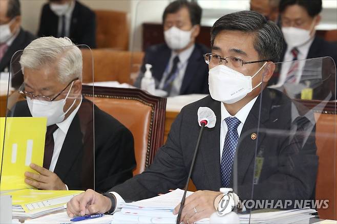 답변하는 서욱 국방부 장관 (서울=연합뉴스) 안정원 기자 = 서욱 국방부 장관이 21일 오전 서울 여의도 국회에서 열린 국회 국방위원회 종합감사에서 답변하고 있다. 2021.10.21 [국회사진기자단] jeong@yna.co.kr