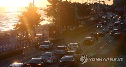 새해 일출을 감상하며 강원 동해안 도로를 달리는 관광객 차량.[연합뉴스 자료사진]