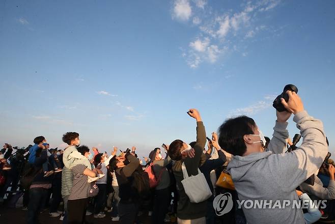 솟아오르는 누리호 지켜보는 시민들 (고흥=연합뉴스) 천정인 기자 = 21일 오후 전남 고흥군 봉남등대 전망대에서 시민들이 한국형 발사체 누리호(KSLV-II) 발사 장면을 지켜보고 있다. 2021.10.21 iny@yna.co.kr