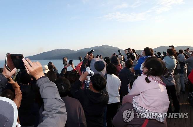 눈을 떼지 못하는 장관 (고흥=연합뉴스) 천정인 기자 = 21일 전남 고흥군 동일면 봉남등대 전망대에서 시민들이 한국형 발사체 누리호(KSLV-Ⅱ)의 발사 모습을 지켜보고 있다. 2021.10.21 iny@yna.co.kr