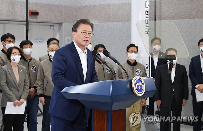 대국민 메시지 발표하는 문재인 대통령 (고흥=연합뉴스) 최재구 기자 = 문재인 대통령이 21일 오후 한국형 발사체 '누리호(KSLV-2)'의 발사 참관을 마치고 전남 고흥 나로우주센터 발사통제동에서 대국민 메시지를 발표하고 있다. 2021.10.21 jjaeck9@yna.co.kr