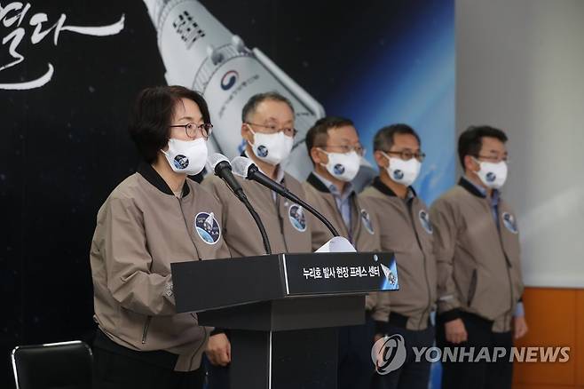 '누리호 발사 결과' 관련 브리핑 하는 임혜숙 장관 (서울=연합뉴스) 임혜숙 과학기술정보통신부 장관이 21일 오후 전라남도 고흥군 나로우주센터 프레스룸에서 '누리호 발사 결과' 관련 브리핑을 하고 있다. 2021.10.21 [과학기술정보통신부 제공. 재판매 및 DB 금지] photo@yna.co.kr