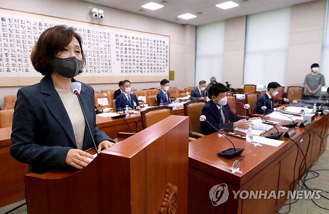 업무보고하는 강민아 감사원장 권한대행 강민아 감사원장 권한대행이 지난 7일 오전 서울 여의도 국회에서 열린 법제사법위원회의 감사원 등에 대한 국정감사에서 업무보고를 하고 있다. [연합뉴스 자료사진]