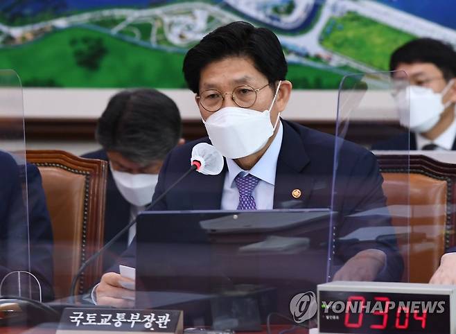 노형욱 국토부 장관 답변 (서울=연합뉴스) 전수영 기자 = 노형욱 국토교통부 장관(왼쪽)이 21일 서울 여의도 국회에서 열린 국토교통위원회의 국토교통부, 행정중심복합도시건설청, 새만금개발청 등에 대한 국정감사에서 의원들의 질의에 답변하고 있다. 2021.10.21 [국회사진기자단] swimer@yna.co.kr