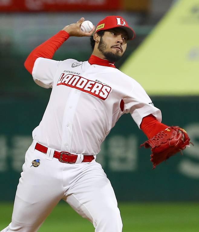 역투하는 폰트 (서울=연합뉴스) SSG 랜더스 에이스 윌머 폰트가 21일 인천 SSG랜더스필드에서 열린 프로야구 두산 베어스와의 홈경기에 선발 등판해 역투하고 있다. [SSG 랜더스 제공. 재판매 및 DB 금지]