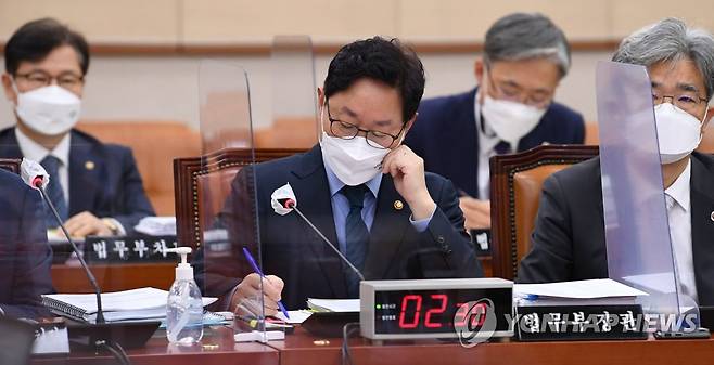 종합감사 출석한 박범계 법무부 장관 (서울=연합뉴스) 안정원 기자 = 박범계 법무부 장관이 21일 서울 여의도 국회에서 열린 법제사법위원회의 법무부, 감사원, 대법원 등에 대한 종합감사에서 의원들의 제출 요구를 듣고 있다.  2021.10.21 [국회사진기자단] jeong@yna.co.kr