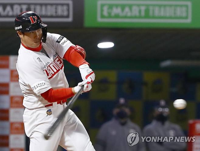 최정, '3연속경기 홈런이요' (서울=연합뉴스) 21일 오후 인천 SSG랜더스필드에서 '2021 KBO 리그' 두산 베어스와 SSG 랜더스 경기가 열렸다. 1회말 2사 2루에서 SSG 최정이 투런 홈런을 치고 있다. 2021.10.21 [SSG 랜더스 제공. 재판매 및 DB 금지] photo@yna.co.kr