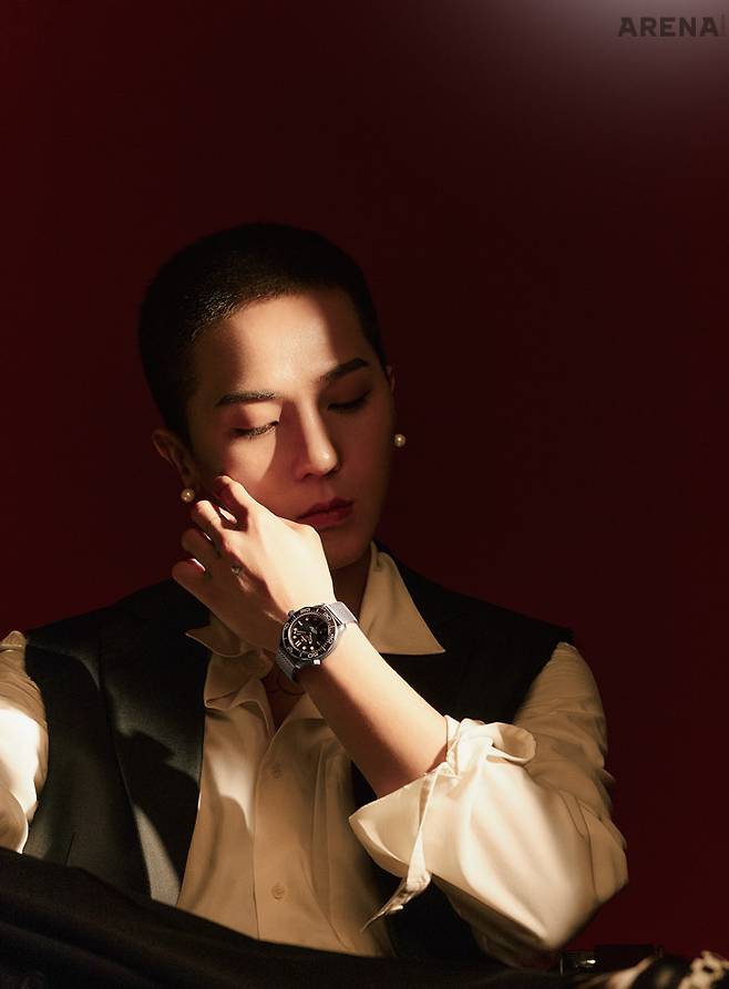 그레이드 2 티타늄 케이스, 브라운 트로피컬 알루미늄 베젤 링과 다이얼, 조절 가능한 혁신적인 버클을 장착한 그레이드 2 티타늄 소재 메시 브레이슬릿, 영화 <007 노 타임 투 다이>에 등장한 씨마스터 다이버 300m 코‑액시얼 마스터 크로노미터 42mm 007 에디션 1천1백90만원 오메가 제품.