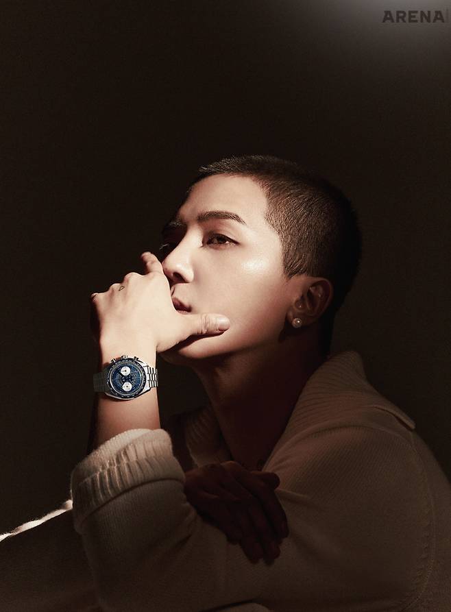 1940년대 ‘달팽이’ 디자인으로 만들어진 타키미터 스케일, 스테인리스 스틸 케이스, 블루 컬러 다이얼, 사파이어 크리스털 스테인리스 스틸 브레이슬릿의 스피드마스터 크로노스코프 코-액시얼 마스터 크로노미터 크로노그래프 43mm 1천1백20만원 오메가 제품.