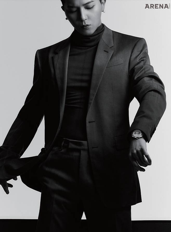 스테인리스 스틸 케이스, 돔 형태의 투 톤 실버 다이얼, 그레이 레더 스트랩의 트레저 코‑액시얼 마스터 크로노미터 스몰 세컨즈 40mm 9백80만원 오메가 제품.