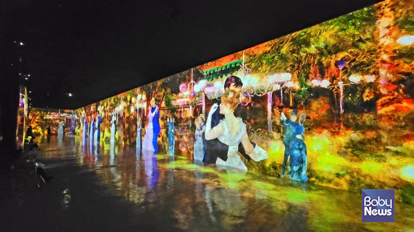 '빛의 벙커' 전시의 메인 무대. 가로 100m 벽면으로 르누아르의 작품들이 음악을 배경으로 강물처럼 흘러나온다. ⓒ김재원