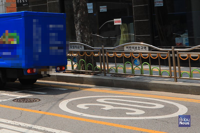 서울 영등포구의 한 어린이 보호구역에 배달을 위해 차량이 정차되어 있다. 김재호 기자 ⓒ베이비뉴스