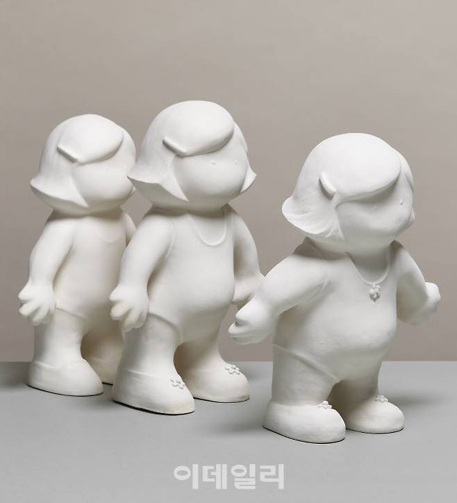 신혜영 ‘관계-날아볼까 신＃2’(2021), 세라믹, 30×25㎝(각각)(사진=갤러리도스)