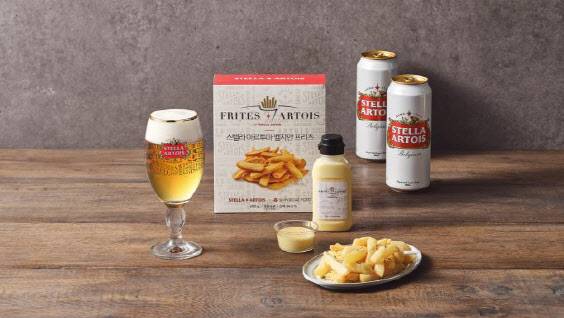 ▲스텔라 아르투아가 협업 출시한 벨기에 전통 감자튀김 ‘벨지안 프리츠’와 ‘프리츠 아르투아 소스’.(사진=오비맥주)