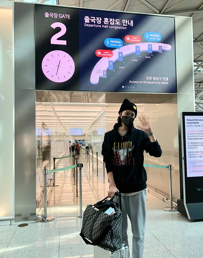 중국 상하이 구단 합류를 위해 인천공항을 통해 출국하는 김연경. 사진=라이언앳