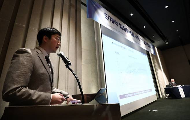 22일 오후 서울 서초구 엘타워에서 열린 단계적 일상회복을 위한 2차 공개토론회에서 정재훈 가천대 의과대학 교수가 코로나19 장기예측과 안전한 일상회복 방안을 주제로 발표하고 있다. (사진=공동취재/연합뉴스)