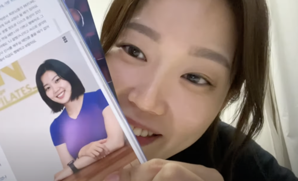 사진=홍아란 유튜브 캡쳐, 자신이 실린 기사를 읽는 홍아란 전 선수