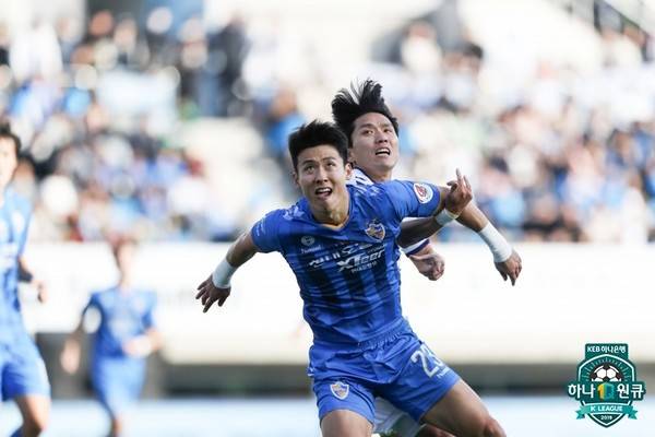 지난 2019시즌 전북현대와의 경기 당시 정혁 선수와 경합 중인 울산현대 김태환 선수