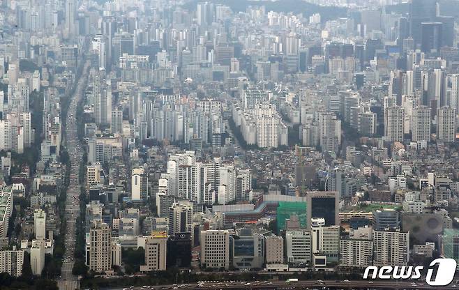 서울 송파구 잠실 롯데월드타워 '서울스카이' 전망대에서 바라본 아파트와 빌라 모습. © News1 송원영 기자
